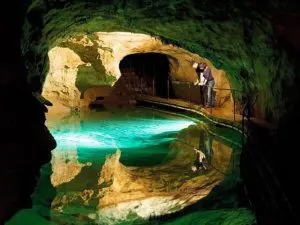Jenolan Caves Gold Country Blue Mountains Hunter Valley Nelson Bay Back Roads Tour